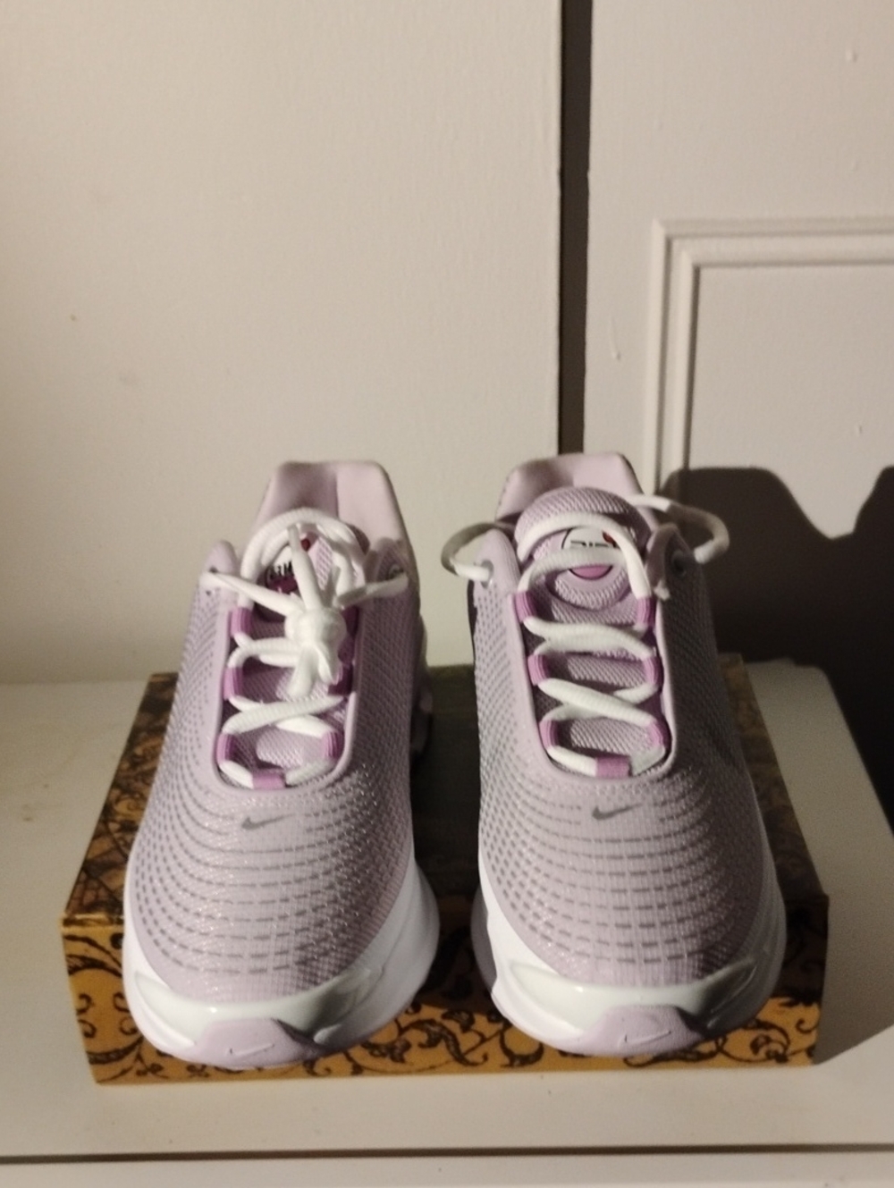 New Women's Nike Lightweight Knit Sneakers - Lavender & White Size 7.5